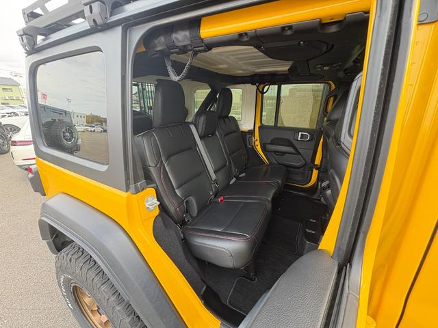 ジープ・ラングラーアンリミテッド ルビコン　黒革　シートヒーター　ＡＬＰＩＮＥスピーカー　衝突軽減Ｂ　アダプティブクルーズコントロール　ブラインドスポットモニター　純正ナビ　フルセグＴＶ　ＡｐｐｌｅＣａｒＰｌａｙ　バックカメラ　ルーフキャリアー（37枚目）