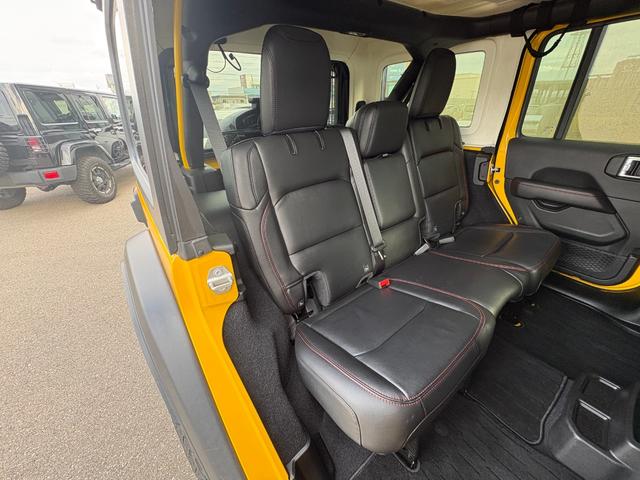 ジープ・ラングラーアンリミテッド ルビコン　黒革　シートヒーター　ＡＬＰＩＮＥスピーカー　衝突軽減Ｂ　アダプティブクルーズコントロール　ブラインドスポットモニター　純正ナビ　フルセグＴＶ　ＡｐｐｌｅＣａｒＰｌａｙ　バックカメラ　ルーフキャリアー（38枚目）