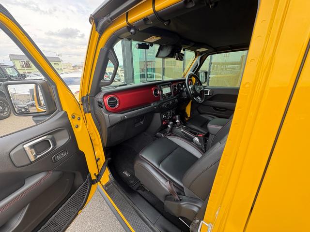 ジープ・ラングラーアンリミテッド ルビコン　黒革　シートヒーター　ＡＬＰＩＮＥスピーカー　衝突軽減Ｂ　アダプティブクルーズコントロール　ブラインドスポットモニター　純正ナビ　フルセグＴＶ　ＡｐｐｌｅＣａｒＰｌａｙ　バックカメラ　ルーフキャリアー（39枚目）