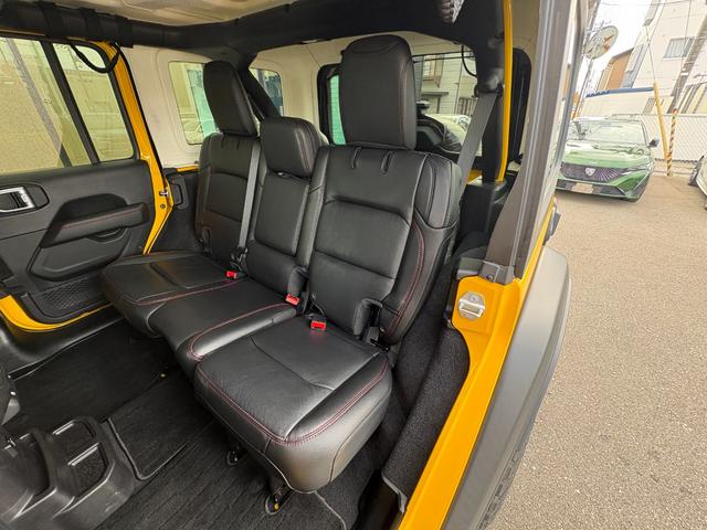 ジープ・ラングラーアンリミテッド ルビコン　黒革　シートヒーター　ＡＬＰＩＮＥスピーカー　衝突軽減Ｂ　アダプティブクルーズコントロール　ブラインドスポットモニター　純正ナビ　フルセグＴＶ　ＡｐｐｌｅＣａｒＰｌａｙ　バックカメラ　ルーフキャリアー（42枚目）