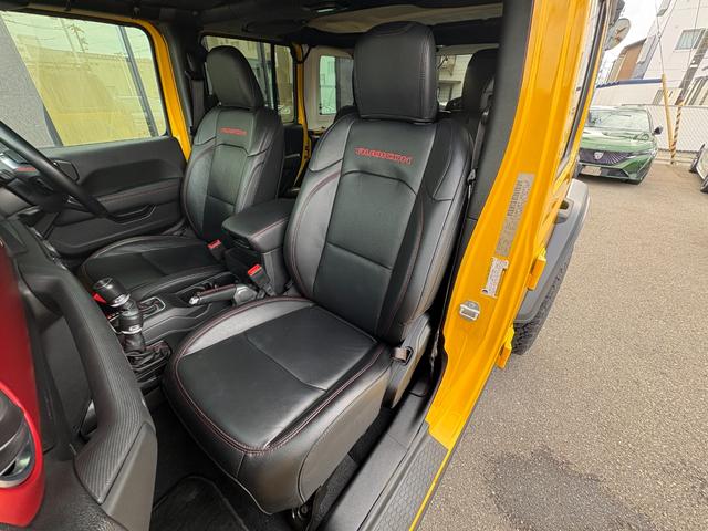 ジープ・ラングラーアンリミテッド ルビコン　黒革　シートヒーター　ＡＬＰＩＮＥスピーカー　衝突軽減Ｂ　アダプティブクルーズコントロール　ブラインドスポットモニター　純正ナビ　フルセグＴＶ　ＡｐｐｌｅＣａｒＰｌａｙ　バックカメラ　ルーフキャリアー（46枚目）