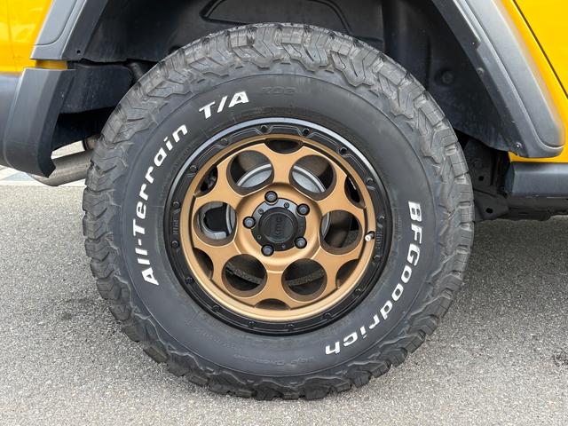 ジープ・ラングラーアンリミテッド ルビコン　黒革　シートヒーター　ＡＬＰＩＮＥスピーカー　衝突軽減Ｂ　アダプティブクルーズコントロール　ブラインドスポットモニター　純正ナビ　フルセグＴＶ　ＡｐｐｌｅＣａｒＰｌａｙ　バックカメラ　ルーフキャリアー（60枚目）