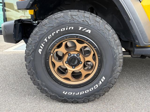 ジープ・ラングラーアンリミテッド ルビコン　黒革　シートヒーター　ＡＬＰＩＮＥスピーカー　衝突軽減Ｂ　アダプティブクルーズコントロール　ブラインドスポットモニター　純正ナビ　フルセグＴＶ　ＡｐｐｌｅＣａｒＰｌａｙ　バックカメラ　ルーフキャリアー（61枚目）