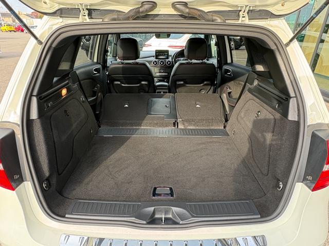 Bクラス B180 スポーツ 衝突軽減ブレーキ アダプティブクルーズコントロール ブラインドスポットモニター 純正ナビ フルセグTV バックカメラ クリアランスソナー LEDヘッドライト アンビエントライト シートヒーター(45枚目)