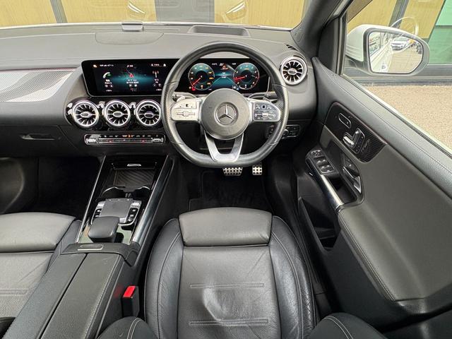 Ｂクラス Ｂ１８０　ＡＭＧレザーエクスクルーシブパッケージ　レザーエクスクルーシブＰ　黒革シート　シートヒーター　サンルーフ　ヘッドアップディスプレイ　アンビエントライト　衝突軽減ブレーキ　アダプティブクルーズコントロール　ブラインドスポットモニター　純正ナビ（5枚目）