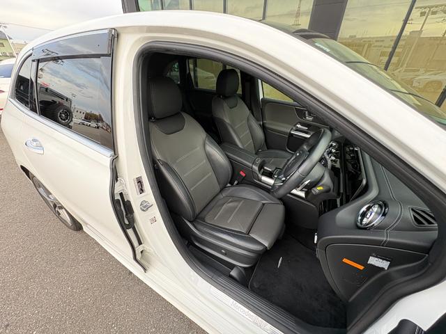 Ｂクラス Ｂ１８０　ＡＭＧレザーエクスクルーシブパッケージ　レザーエクスクルーシブＰ　黒革シート　シートヒーター　サンルーフ　ヘッドアップディスプレイ　アンビエントライト　衝突軽減ブレーキ　アダプティブクルーズコントロール　ブラインドスポットモニター　純正ナビ（8枚目）
