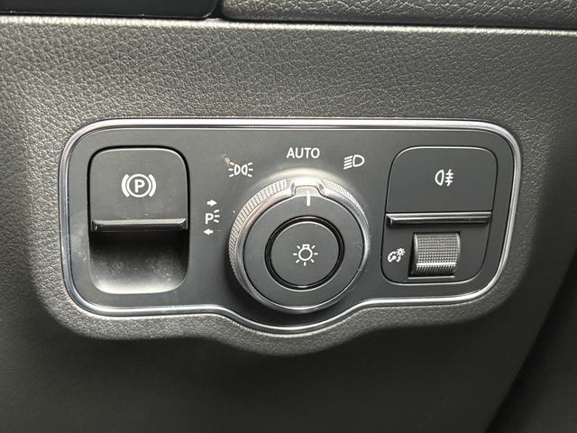 Ｂクラス Ｂ１８０　ＡＭＧレザーエクスクルーシブパッケージ　レザーエクスクルーシブＰ　黒革シート　シートヒーター　サンルーフ　ヘッドアップディスプレイ　アンビエントライト　衝突軽減ブレーキ　アダプティブクルーズコントロール　ブラインドスポットモニター　純正ナビ（20枚目）