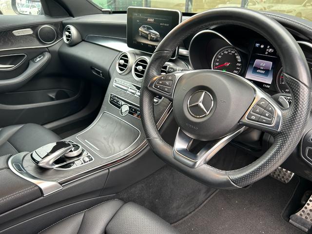 特別なクルマを選ぶための贅沢な空間をご用意。ゆったりと落ち着いた空間でコーヒーを飲みながら車選びをお楽しみください。