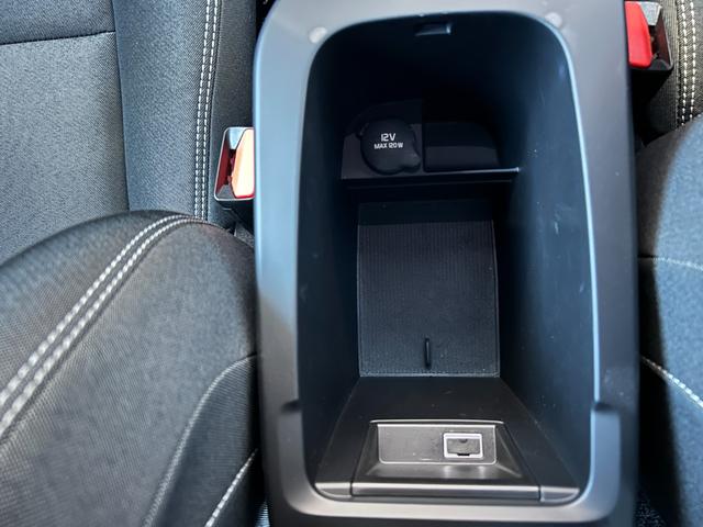 特別なクルマを選ぶための贅沢な空間をご用意。ゆったりと落ち着いた空間でコーヒーを飲みながら車選びをお楽しみください。