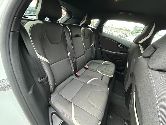 ご遠方の場合でも、下取り車両の金額を概算でお出しすることは可能でございます。車検証をお手元に、走行距離をご確認の上お問い合わせくださいませ。