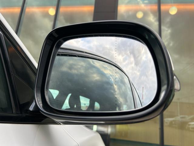 ＬＩＢＥＲＡＬＡは輸入車と本を愛される方々に少しだけ上質な時間が過ぎていくように、落ち着きのある空間をご用意しております。