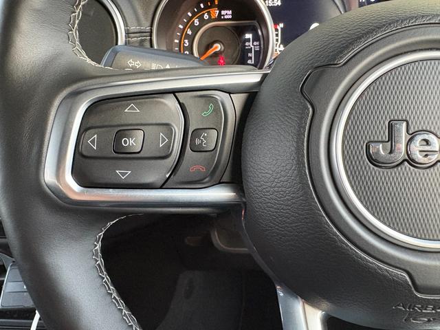 ジープ・ラングラーアンリミテッド サハラ　黒革シート　シートヒーター　ステアリングヒーター　衝突軽減ブレーキ　アダプティブクルーズコントロール　ブラインドスポットモニター　純正ナビ　フルセグＴＶ　ＡｐｐｌｅＣａｒＰｌａｙ　バックカメラ（12枚目）