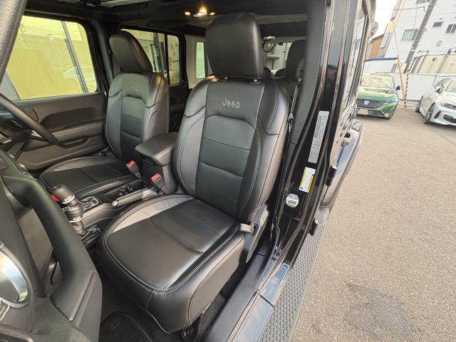 ジープ・ラングラーアンリミテッド サハラ　黒革シート　シートヒーター　ステアリングヒーター　衝突軽減ブレーキ　アダプティブクルーズコントロール　ブラインドスポットモニター　純正ナビ　フルセグＴＶ　ＡｐｐｌｅＣａｒＰｌａｙ　バックカメラ（39枚目）