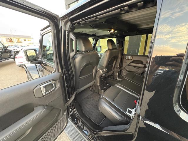 ジープ・ラングラーアンリミテッド サハラ　黒革シート　シートヒーター　ステアリングヒーター　衝突軽減ブレーキ　アダプティブクルーズコントロール　ブラインドスポットモニター　純正ナビ　フルセグＴＶ　ＡｐｐｌｅＣａｒＰｌａｙ　バックカメラ（40枚目）