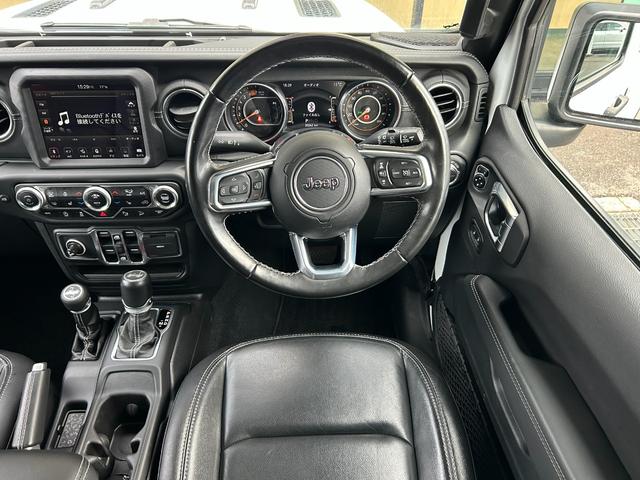 ジープ・ラングラーアンリミテッド サハラ　黒革シート　シートヒーター　ステアリングヒーター　衝突軽減ブレーキアダプティブクルーズコントロール　ブラインドスポットモニター　純正ナビ　フルセグＴＶ　ＡｐｐｌｅＣａｒＰｌａｙ　バックカメラ（5枚目）