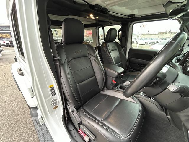 ジープ・ラングラーアンリミテッド サハラ　黒革シート　シートヒーター　ステアリングヒーター　衝突軽減ブレーキアダプティブクルーズコントロール　ブラインドスポットモニター　純正ナビ　フルセグＴＶ　ＡｐｐｌｅＣａｒＰｌａｙ　バックカメラ（8枚目）