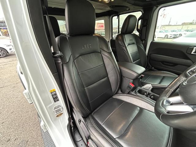 ジープ・ラングラーアンリミテッド サハラ　黒革シート　シートヒーター　ステアリングヒーター　衝突軽減ブレーキアダプティブクルーズコントロール　ブラインドスポットモニター　純正ナビ　フルセグＴＶ　ＡｐｐｌｅＣａｒＰｌａｙ　バックカメラ（9枚目）
