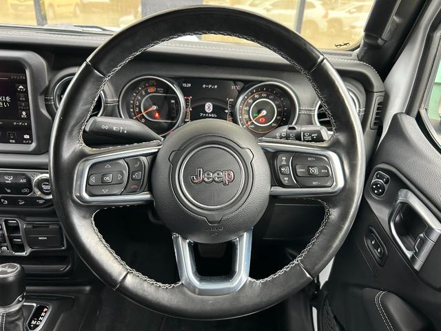 ジープ・ラングラーアンリミテッド サハラ　黒革シート　シートヒーター　ステアリングヒーター　衝突軽減ブレーキアダプティブクルーズコントロール　ブラインドスポットモニター　純正ナビ　フルセグＴＶ　ＡｐｐｌｅＣａｒＰｌａｙ　バックカメラ（10枚目）