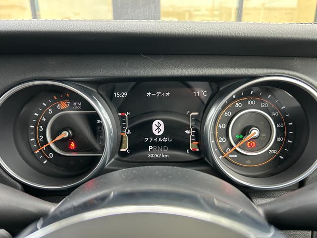 ジープ・ラングラーアンリミテッド サハラ　黒革シート　シートヒーター　ステアリングヒーター　衝突軽減ブレーキアダプティブクルーズコントロール　ブラインドスポットモニター　純正ナビ　フルセグＴＶ　ＡｐｐｌｅＣａｒＰｌａｙ　バックカメラ（11枚目）