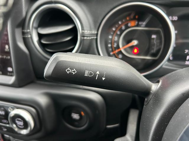 ジープ・ラングラーアンリミテッド サハラ　黒革シート　シートヒーター　ステアリングヒーター　衝突軽減ブレーキアダプティブクルーズコントロール　ブラインドスポットモニター　純正ナビ　フルセグＴＶ　ＡｐｐｌｅＣａｒＰｌａｙ　バックカメラ（14枚目）