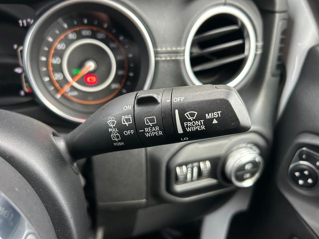 ジープ・ラングラーアンリミテッド サハラ　黒革シート　シートヒーター　ステアリングヒーター　衝突軽減ブレーキアダプティブクルーズコントロール　ブラインドスポットモニター　純正ナビ　フルセグＴＶ　ＡｐｐｌｅＣａｒＰｌａｙ　バックカメラ（15枚目）