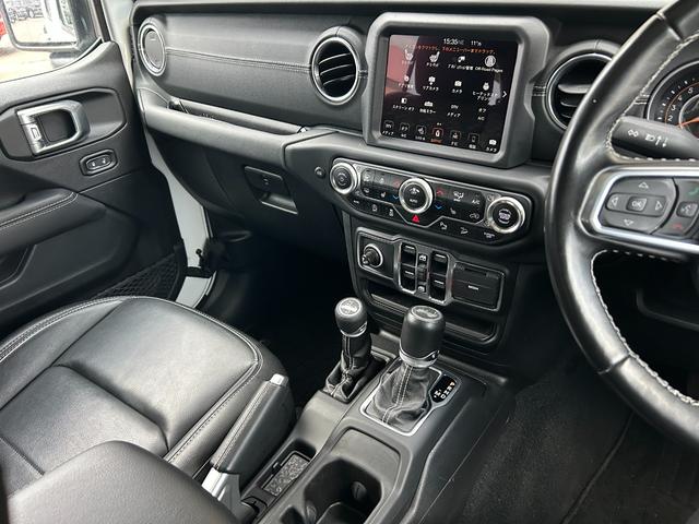 ジープ・ラングラーアンリミテッド サハラ　黒革シート　シートヒーター　ステアリングヒーター　衝突軽減ブレーキアダプティブクルーズコントロール　ブラインドスポットモニター　純正ナビ　フルセグＴＶ　ＡｐｐｌｅＣａｒＰｌａｙ　バックカメラ（16枚目）