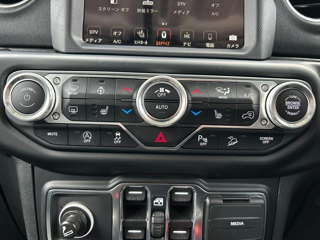 ジープ・ラングラーアンリミテッド サハラ　黒革シート　シートヒーター　ステアリングヒーター　衝突軽減ブレーキアダプティブクルーズコントロール　ブラインドスポットモニター　純正ナビ　フルセグＴＶ　ＡｐｐｌｅＣａｒＰｌａｙ　バックカメラ（23枚目）