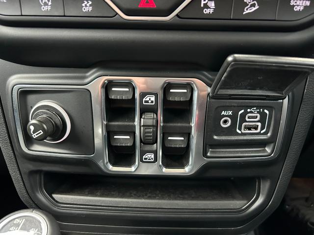 ジープ・ラングラーアンリミテッド サハラ　黒革シート　シートヒーター　ステアリングヒーター　衝突軽減ブレーキアダプティブクルーズコントロール　ブラインドスポットモニター　純正ナビ　フルセグＴＶ　ＡｐｐｌｅＣａｒＰｌａｙ　バックカメラ（24枚目）