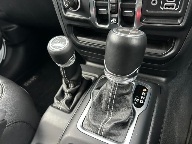 ジープ・ラングラーアンリミテッド サハラ　黒革シート　シートヒーター　ステアリングヒーター　衝突軽減ブレーキアダプティブクルーズコントロール　ブラインドスポットモニター　純正ナビ　フルセグＴＶ　ＡｐｐｌｅＣａｒＰｌａｙ　バックカメラ（25枚目）