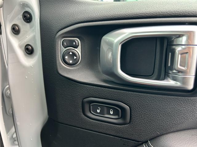 ジープ・ラングラーアンリミテッド サハラ　黒革シート　シートヒーター　ステアリングヒーター　衝突軽減ブレーキアダプティブクルーズコントロール　ブラインドスポットモニター　純正ナビ　フルセグＴＶ　ＡｐｐｌｅＣａｒＰｌａｙ　バックカメラ（32枚目）