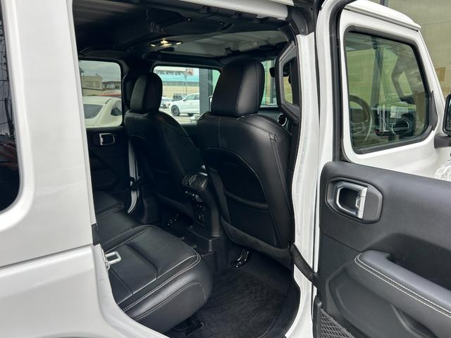 ジープ・ラングラーアンリミテッド サハラ　黒革シート　シートヒーター　ステアリングヒーター　衝突軽減ブレーキアダプティブクルーズコントロール　ブラインドスポットモニター　純正ナビ　フルセグＴＶ　ＡｐｐｌｅＣａｒＰｌａｙ　バックカメラ（34枚目）