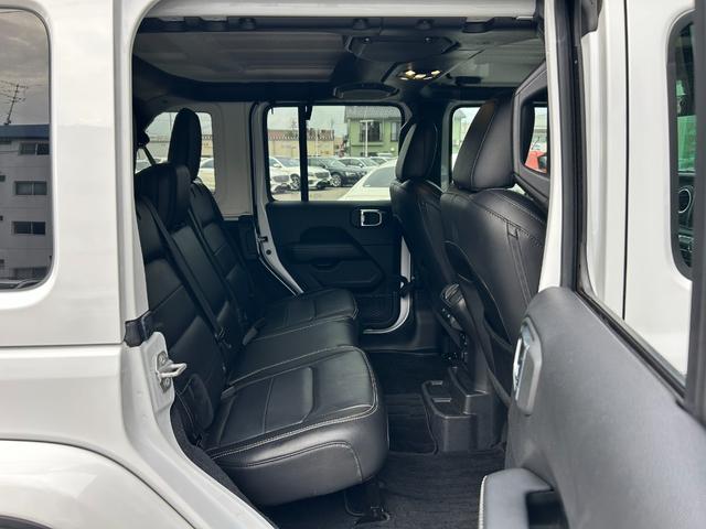 ジープ・ラングラーアンリミテッド サハラ　黒革シート　シートヒーター　ステアリングヒーター　衝突軽減ブレーキアダプティブクルーズコントロール　ブラインドスポットモニター　純正ナビ　フルセグＴＶ　ＡｐｐｌｅＣａｒＰｌａｙ　バックカメラ（35枚目）