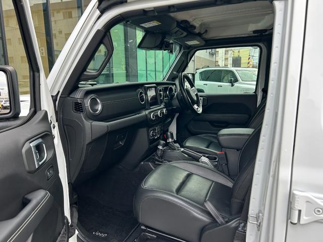 ジープ・ラングラーアンリミテッド サハラ　黒革シート　シートヒーター　ステアリングヒーター　衝突軽減ブレーキアダプティブクルーズコントロール　ブラインドスポットモニター　純正ナビ　フルセグＴＶ　ＡｐｐｌｅＣａｒＰｌａｙ　バックカメラ（38枚目）