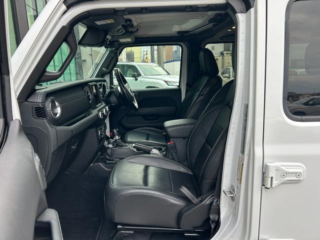 ジープ・ラングラーアンリミテッド サハラ　黒革シート　シートヒーター　ステアリングヒーター　衝突軽減ブレーキアダプティブクルーズコントロール　ブラインドスポットモニター　純正ナビ　フルセグＴＶ　ＡｐｐｌｅＣａｒＰｌａｙ　バックカメラ（39枚目）