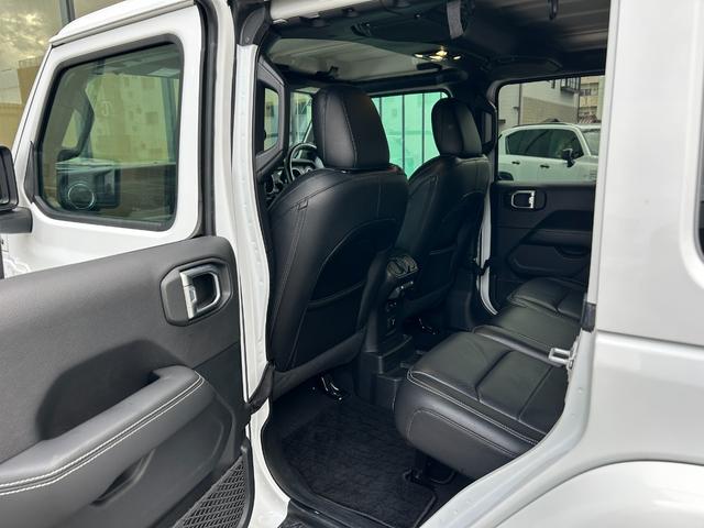 ジープ・ラングラーアンリミテッド サハラ　黒革シート　シートヒーター　ステアリングヒーター　衝突軽減ブレーキアダプティブクルーズコントロール　ブラインドスポットモニター　純正ナビ　フルセグＴＶ　ＡｐｐｌｅＣａｒＰｌａｙ　バックカメラ（42枚目）