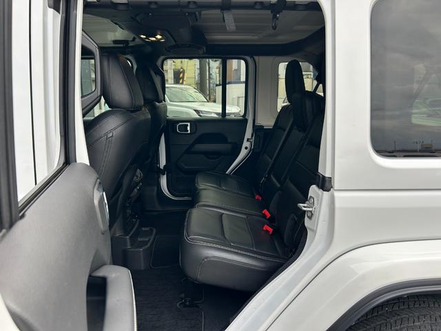 ジープ・ラングラーアンリミテッド サハラ　黒革シート　シートヒーター　ステアリングヒーター　衝突軽減ブレーキアダプティブクルーズコントロール　ブラインドスポットモニター　純正ナビ　フルセグＴＶ　ＡｐｐｌｅＣａｒＰｌａｙ　バックカメラ（43枚目）