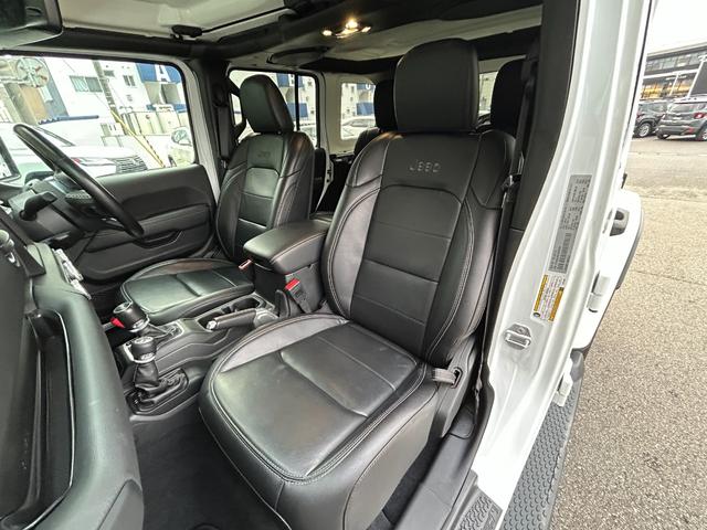 ジープ・ラングラーアンリミテッド サハラ　黒革シート　シートヒーター　ステアリングヒーター　衝突軽減ブレーキアダプティブクルーズコントロール　ブラインドスポットモニター　純正ナビ　フルセグＴＶ　ＡｐｐｌｅＣａｒＰｌａｙ　バックカメラ（44枚目）