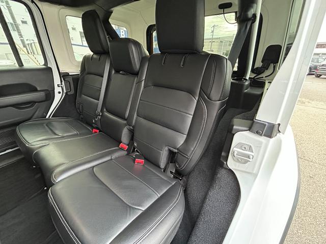 ジープ・ラングラーアンリミテッド サハラ　黒革シート　シートヒーター　ステアリングヒーター　衝突軽減ブレーキアダプティブクルーズコントロール　ブラインドスポットモニター　純正ナビ　フルセグＴＶ　ＡｐｐｌｅＣａｒＰｌａｙ　バックカメラ（45枚目）