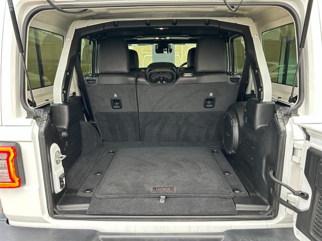 ジープ・ラングラーアンリミテッド サハラ　黒革シート　シートヒーター　ステアリングヒーター　衝突軽減ブレーキアダプティブクルーズコントロール　ブラインドスポットモニター　純正ナビ　フルセグＴＶ　ＡｐｐｌｅＣａｒＰｌａｙ　バックカメラ（46枚目）