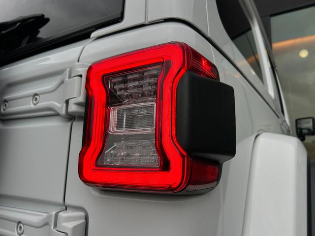 ジープ・ラングラーアンリミテッド サハラ　黒革シート　シートヒーター　ステアリングヒーター　衝突軽減ブレーキアダプティブクルーズコントロール　ブラインドスポットモニター　純正ナビ　フルセグＴＶ　ＡｐｐｌｅＣａｒＰｌａｙ　バックカメラ（58枚目）