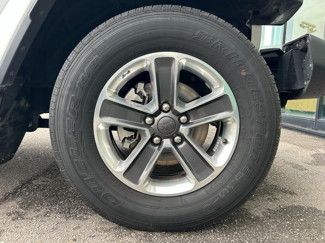 ジープ・ラングラーアンリミテッド サハラ　黒革シート　シートヒーター　ステアリングヒーター　衝突軽減ブレーキアダプティブクルーズコントロール　ブラインドスポットモニター　純正ナビ　フルセグＴＶ　ＡｐｐｌｅＣａｒＰｌａｙ　バックカメラ（59枚目）