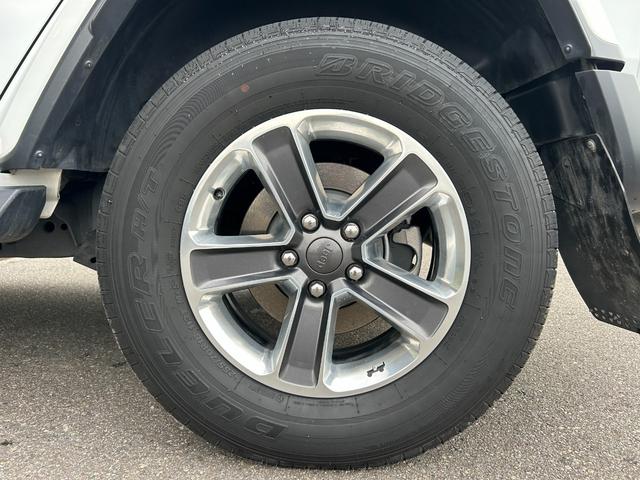 ジープ・ラングラーアンリミテッド サハラ　黒革シート　シートヒーター　ステアリングヒーター　衝突軽減ブレーキアダプティブクルーズコントロール　ブラインドスポットモニター　純正ナビ　フルセグＴＶ　ＡｐｐｌｅＣａｒＰｌａｙ　バックカメラ（60枚目）