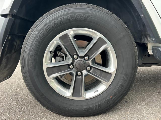 ジープ・ラングラーアンリミテッド サハラ　黒革シート　シートヒーター　ステアリングヒーター　衝突軽減ブレーキアダプティブクルーズコントロール　ブラインドスポットモニター　純正ナビ　フルセグＴＶ　ＡｐｐｌｅＣａｒＰｌａｙ　バックカメラ（61枚目）