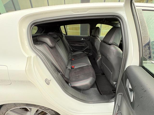 ３０８ ＧＴ　ブルーＨＤｉ　衝突軽減ブレーキ　クルーズコントロール　ブラインドスポットモニター　純正ディスプレイオーディオ　　Ｂｌｕｅｔｏｏｔｈ　バックカメラ　クリアランスソナー　ＬＥＤヘッドライト　オートハイビーム　スマートキ（34枚目）