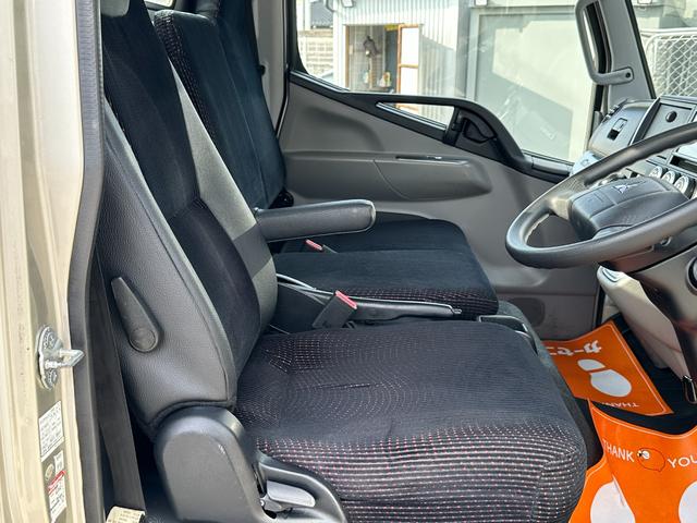 キャンター 全低床カスタム メッキパーツ/カーナビゲーション/ETC/両側 電動格納ミラー/新品アオリ鏡面ステンレス張り/荷台鉄板張り/積載量3000Kg/(29枚目)