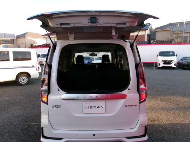 セレナ ｅ－パワー　ハイウェイスターＶ　３６０度カメラ　エマジェンシーブレーキ　ＤＶＤ再生機能　地デジ　パーキングセンサー　３列シート　ウォークスルー　Ｗエアコン　１オナ　横滑り防止機能　スマキー　バックカメラ　禁煙　ＬＥＤ　レーンアシスト（8枚目）