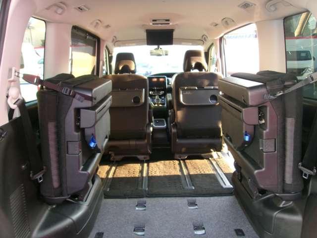 セレナ ｅ－パワー　ハイウェイスターＶ　３６０度カメラ　エマジェンシーブレーキ　ＤＶＤ再生機能　地デジ　パーキングセンサー　３列シート　ウォークスルー　Ｗエアコン　１オナ　横滑り防止機能　スマキー　バックカメラ　禁煙　ＬＥＤ　レーンアシスト（11枚目）