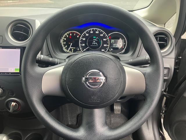 ノート Ｘ　ＤＩＧ－Ｓ　ナビ　スマートキー　アイドリングストップ　電動格納ミラー　ＣＶＴ　盗難防止システム　衝突安全ボディ　ＡＢＳ　エアコン　パワーステアリング　パワーウィンドウ（2枚目）