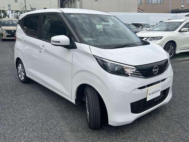 デイズ X 当社試乗車UP 純正9インチナビ 全周囲カメラ LEDヘッドランプ フルセグテレビ コーナーソナー オートマチックハイビーム 踏み間違え防止 禁煙 横滑防止装置 スマートキー イモビライザー(3枚目)