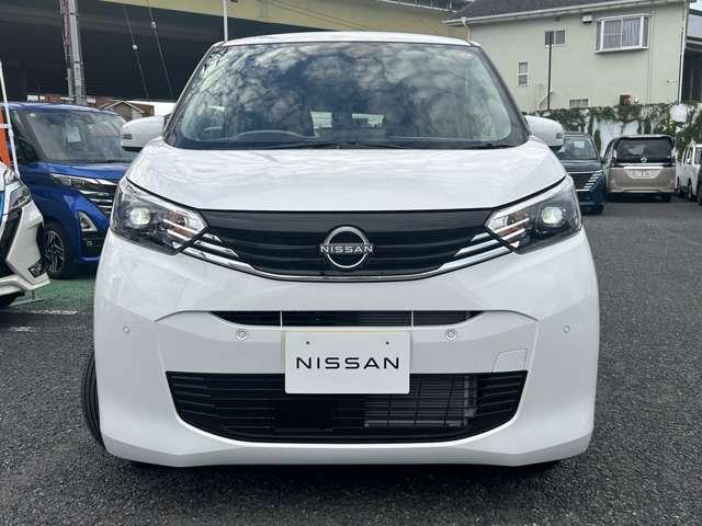 デイズ X 当社試乗車UP 純正9インチナビ 全周囲カメラ LEDヘッドランプ フルセグテレビ コーナーソナー オートマチックハイビーム 踏み間違え防止 禁煙 横滑防止装置 スマートキー イモビライザー(5枚目)